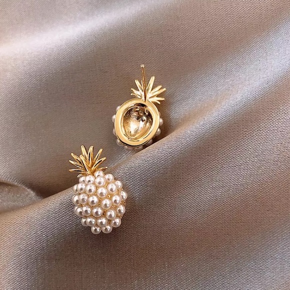 “Royal Appetite” Pearl Gold Pineapple Stud Earring - Picture 3 of 8